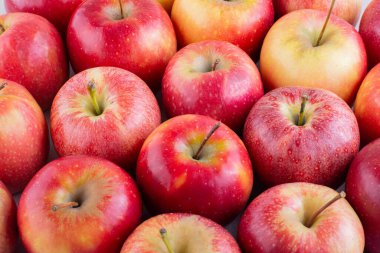 Masada kırmızı elmalar var. Meyve arkaplanı