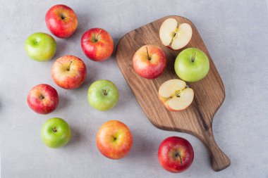 Gri arkaplanda taze olgun elmalar.