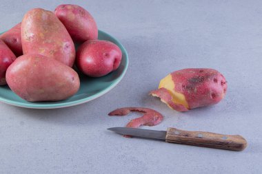 Mutfak masasında çiğ organik patates..