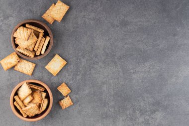 Mutfak masasında ev yapımı kurabiyeler.