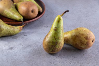 Gri arka planda taze armutlar