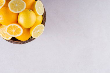 Gri arka planda taze sarı limonlar 