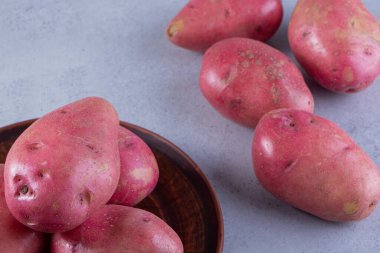 Mutfak masasında çiğ organik patates..