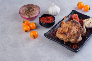 Baharatlı ve sebzeli ızgara tavuk. 