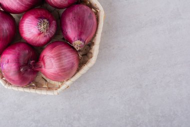 Mutfak masasında olgun organik soğanlar. 