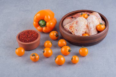 Domates ve baharatlı çiğ tavuk.