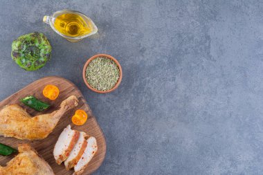 Taze domates ve ızgara et. Üst Manzara. Metnin için boş yer.