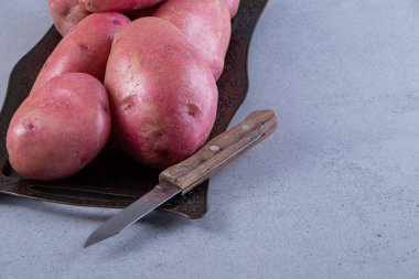 Mutfak masasında çiğ organik patates..