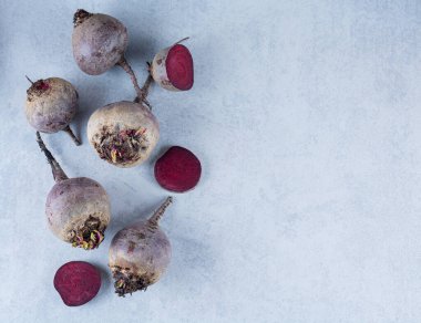 Mutfak masasında taze organik pancar kökleri.