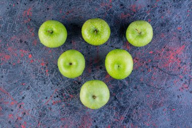 Gri arkaplanda taze olgun elmalar