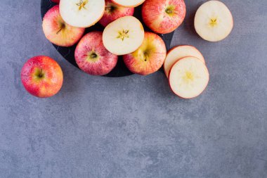 Gri arkaplanda taze olgun elmalar