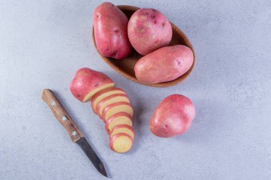 Gri arka planda taze organik patates 