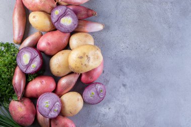 Gri arka planda taze organik sebzeler 