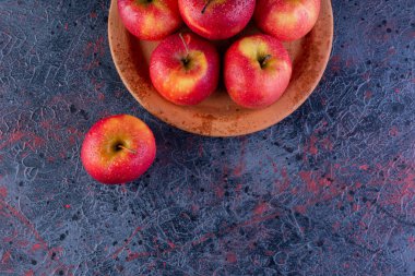 Gri arkaplanda olgun elmalar, yakın görünüm