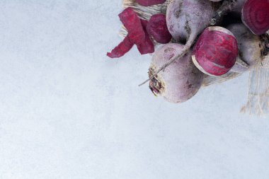 Mutfak masasında taze organik pancar kökleri.