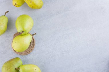 Gri arka planda taze olgun armutlar