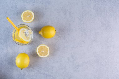 Gri arka planda taze sarı limonlar 