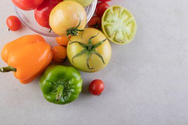 Mutfak masasında taze domatesler. 