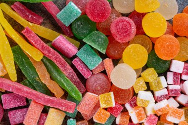 Masada çok renkli jöle şekerlemeleri var.