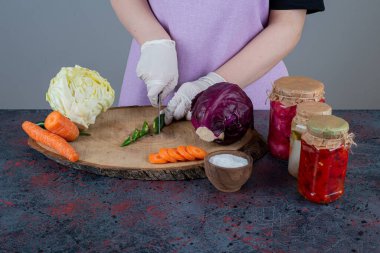 Mutfakta sebzeli kadın şefin kırpılmış görüntüsü