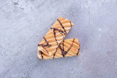 Mutfak masasında ev yapımı kurabiyeler.