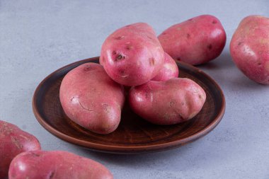 Mutfak masasında çiğ organik patates..