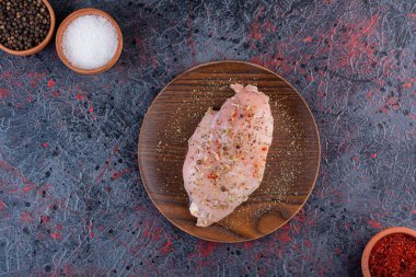 Pişirmek için malzemeli çiğ tavuk eti.