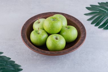 Mutfak masasında taze yeşil elmalar 