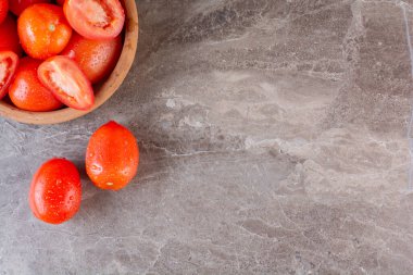Mutfak masasında taze domatesler. 