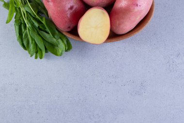 Gri arka planda taze organik patates 