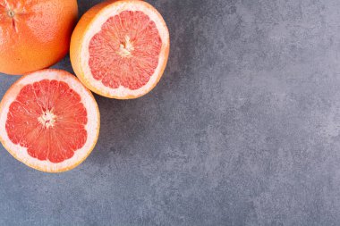 Masada taze kırmızı greyfurtlar var.