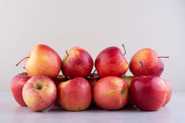 Gri arkaplanda taze olgun elmalar