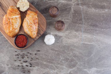 Lezzetli ızgara et ve baharat.