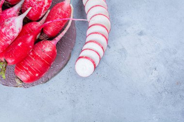 Mutfak masasında çiğ organik turplar