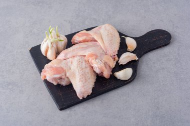 Pişirmek için malzemeli çiğ tavuk eti.