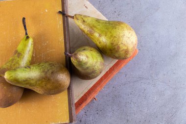 Gri arka planda taze olgun armutlar