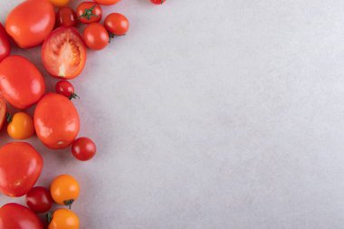 Mutfak masasında taze domatesler. 