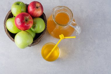 Mutfak masasında taze meyve suyu. Metin için boş alan.