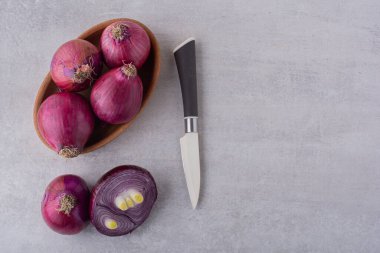 Mutfak masasında kırmızı soğan.