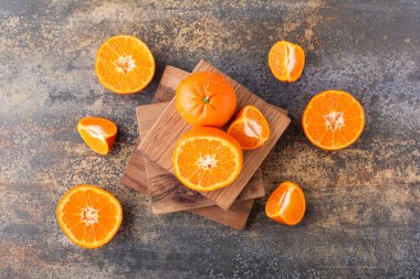 Gri bir masada taze taze portakallar 