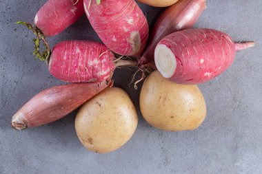 Gri arka planda taze organik sebzeler 