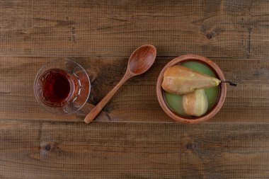 Mutfak masasında pişmiş armut suyu. Metin için boş alan.