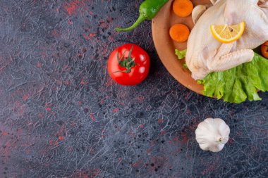 Pişirmek için malzemeli çiğ tavuk eti.
