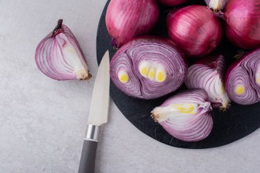 Mutfak masasında olgun organik soğanlar. 