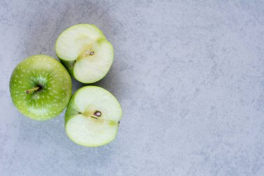 Gri arkaplanda taze olgun elmalar