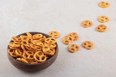 Mutfak masasında tuzlu krakerler.