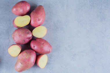 Mutfak masasında çiğ organik patates..