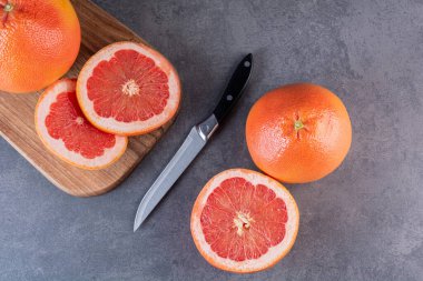 Gri mutfak arka planında taze greyfurtlar..