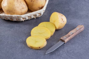 Mutfak masasında çiğ organik patates..