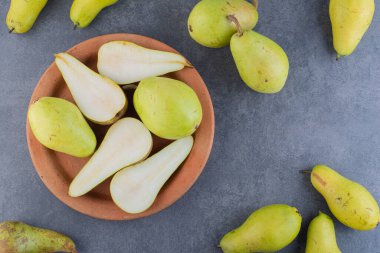 Gri arka planda taze olgun armutlar